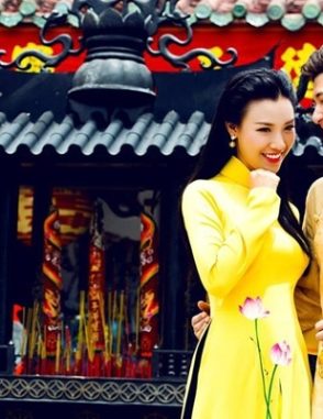 Áo dài nam cách tân vàng vẽ hoa sen tinh tế