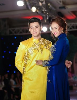 Áo dài nam cách tân vàng nổi bật với họa tiết đơn giản