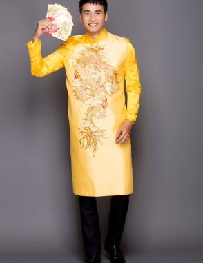 Áo dài nam vàng vẽ rồng tinh xảo