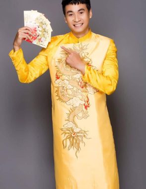 Áo dài nam cách tân vàng vẽ rồng tinh xảo