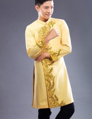 Áo dài nam vàng viền vẽ hoa văn lá