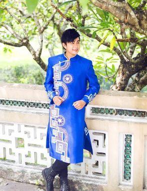 Áo dài nam xanh họa tiết hiện đại trẻ trung