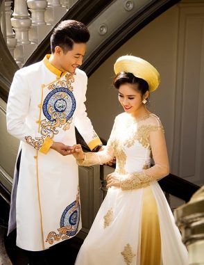Áo dài nam trắng viền vàng cá tính