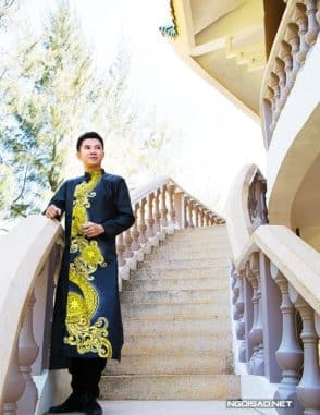Áo dài nam đen vẽ họa tiết vàng cổ điển