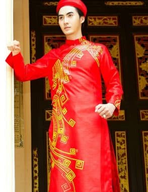 Áo dài nam đỏ vẽ họa tiết vàng nổi bật