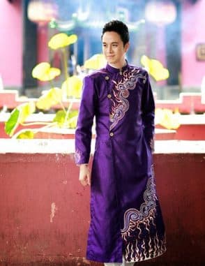 Áo dài nam tím hoa văn lửa cách điệu