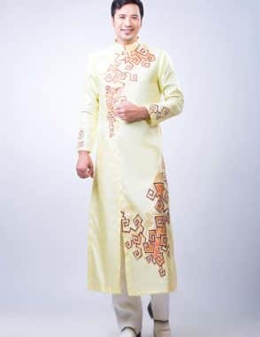 Áo dài nam vàng nhạt họa tiết cam trẻ trung