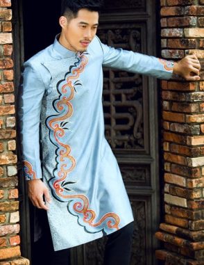 Áo dài nam cách tân xanh nhạt hoa văn tinh tế