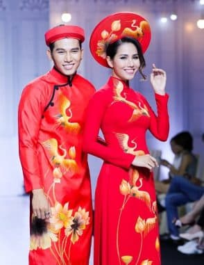 Áo dài cưới màu đỏ vẽ chim hạc và hoa sen