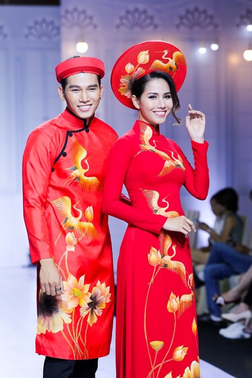 Áo dài cưới màu đỏ vẽ chim hạc và hoa sen