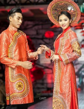 Áo dài cưới màu đỏ họa tiết trống đồng cách điệu