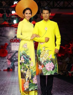 áo dài cưới màu vàng vẽ cò đậu lá sen