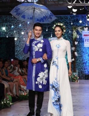 Áo dài cưới xanh coban vẽ họa tiết hoa sen