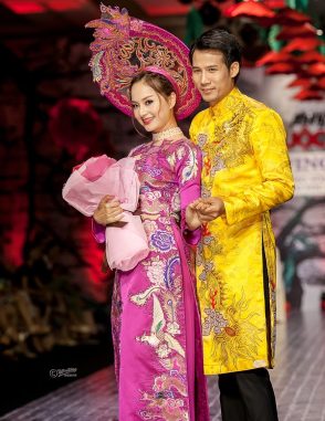 Áo dài cưới cặp họa tiết hoàng gia sang trọng