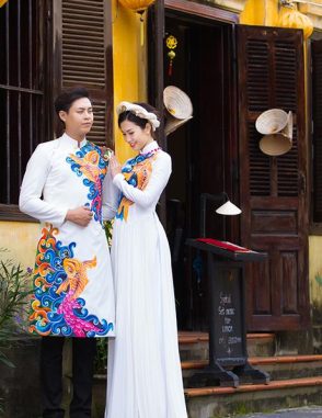 Áo dài cưới trắng họa tiết cá chép vàng nổi bật