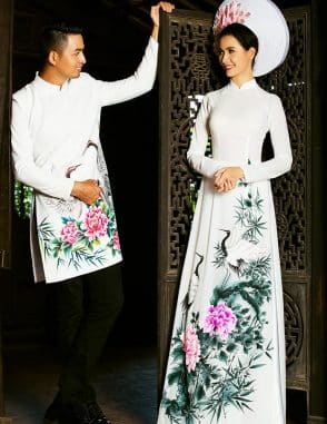 áo dài cưới màu trắng vẽ họa tiết tùng hạc