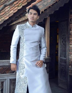 Áo dài nam màu bạc vẽ hoa văn sang trọng