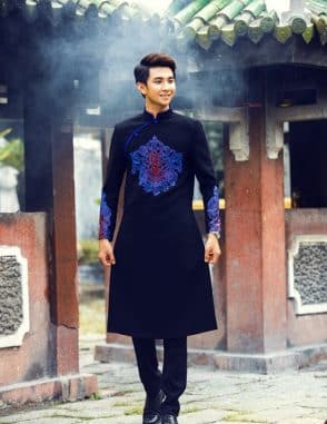Áo dài nam đen họa tiết độc lạ ấn tượng