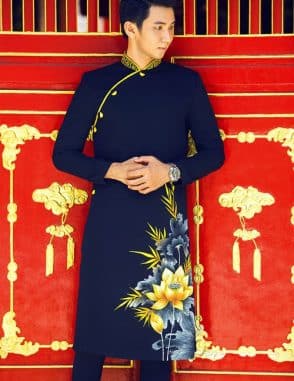 Áo dài nam đen họa tiết sen vàng nổi bật