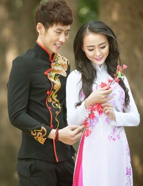 Áo dài nam đen họa tiết vàng đỏ cá tính