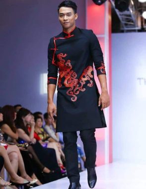 Áo dài nam đen sang trọng với họa tiết đỏ