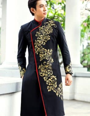 Áo dài nam đen vẽ họa tiết vàng đồng cầu kỳ