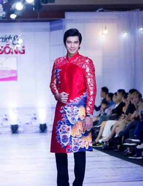 Áo dài nam cách tân đỏ họa tiết long lân sang trọng