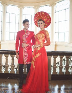 Áo dài nam cách tân đỏ họa tiết nổi bật