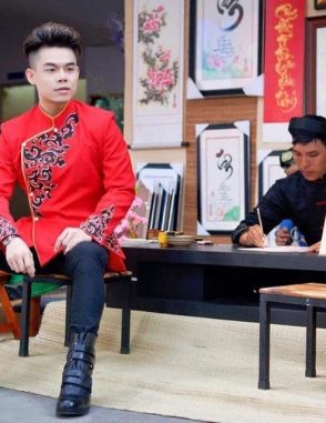 Áo dài nam đỏ vẽ họa tiết trẻ trung