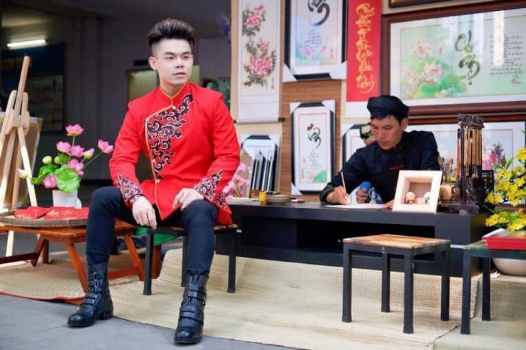 Áo dài nam đỏ vẽ họa tiết trẻ trung