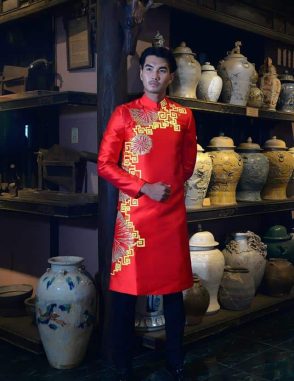 Áo dài nam đỏ vẽ họa tiết vàng độc lạ