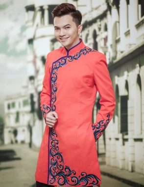 Áo dài nam cách tân màu cam vẽ hoa văn độc lạ