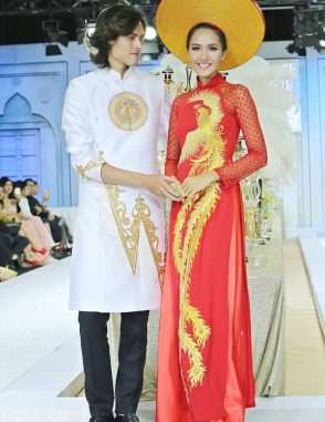 Áo dài nam trắng họa tiết vàng cổ điển
