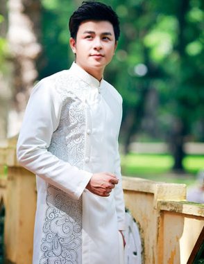 Áo dài nam cách tân trắng hoa văn ghi xám trang nhã