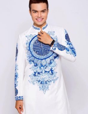 Áo dài nam trắng hoa văn xanh ấn tượng