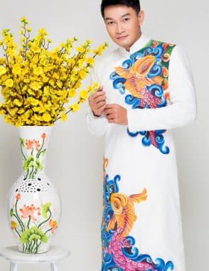 Áo dài nam trắng nổi bật với họa tiết cá chép