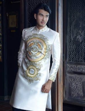 Áo dài nam trắng sang trọng với hoa văn độc lạ