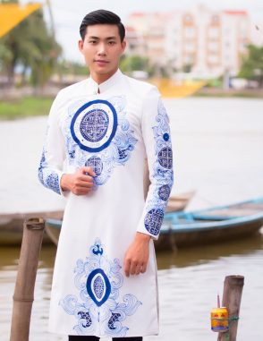 Áo dài nam trắng vẽ họa tiết cung đình