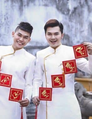 Áo dài nam cách tân trắng viền vàng lịch lãm