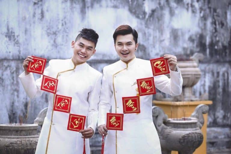 Áo dài nam cách tân trắng viền vàng lịch lãm