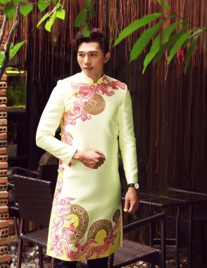 Áo dài nam vàng họa tiết nam tính, độc lạ