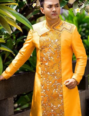 Áo dài nam cách tân vàng họa tiết rồng nổi bật