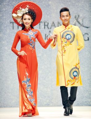 Áo dài nam cách tân vàng vẽ họa tiết cổ điển