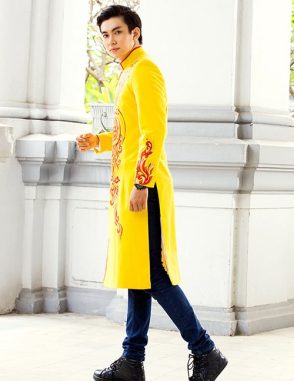 Áo dài nam vàng vẽ họa tiết đỏ nổi bật