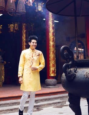 Áo dài nam vàng vẽ hoa văn độc đáo