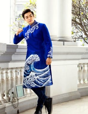 Áo dài nam xanh coban vẽ họa tiết con sóng