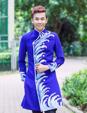 Áo dài nam xanh coban vẽ họa tiết sóng biển