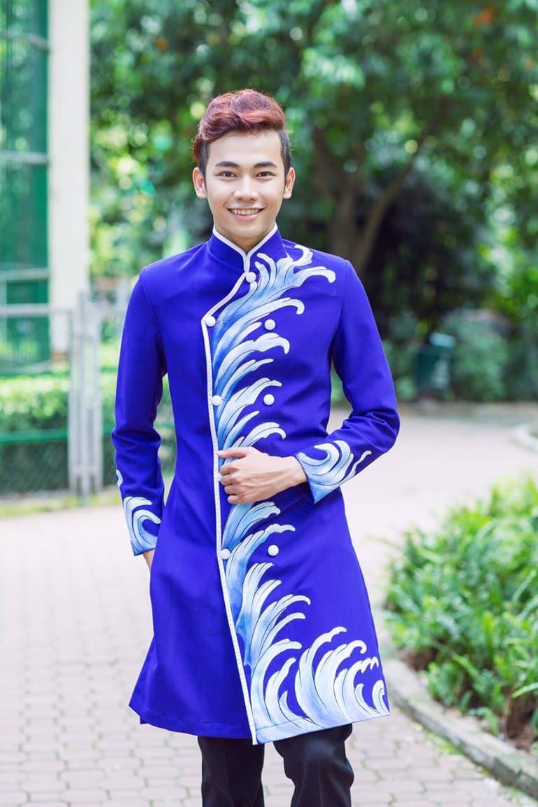 Áo dài nam xanh coban vẽ họa tiết sóng biển