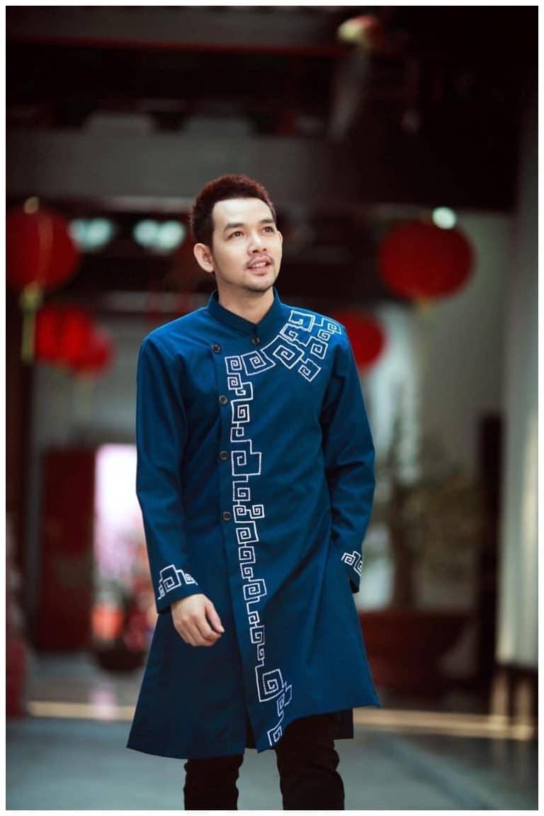 Áo dài nam xanh đậm họa tiết đơn giản