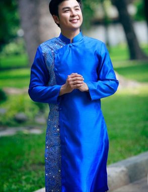 Áo dài nam cách tân xanh dương trẻ trung hiện đại